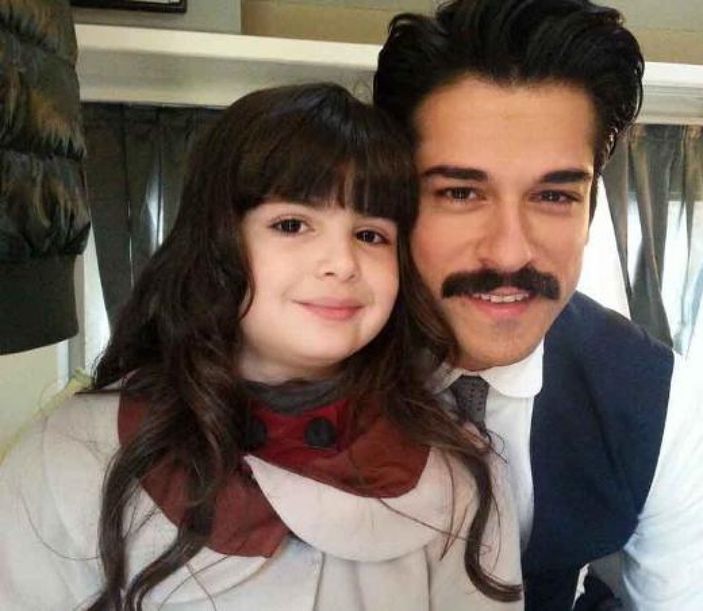 Çalıkuşu'nun küçük Feridesi'ydi! O isim genç kız oldu, mini etekli pozları şaşırttı...