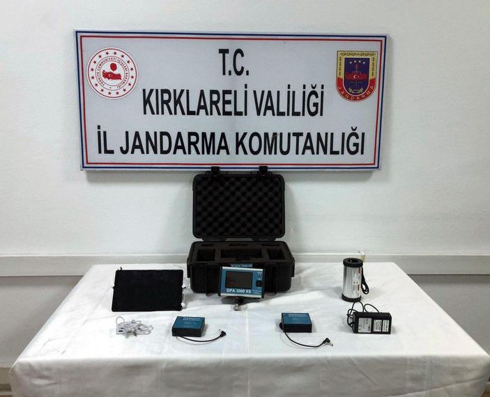 a Kırklareli’nde defineciler, kazdıkları çukurda yakalandı