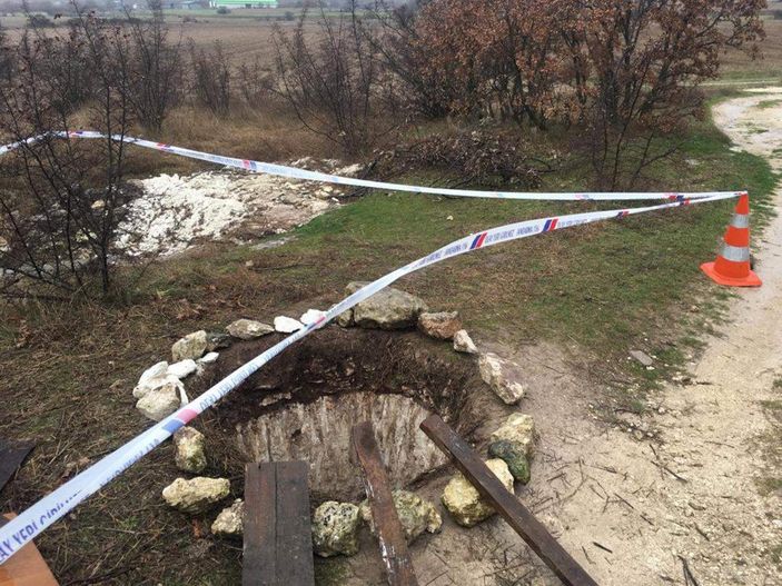 a Kırklareli’nde defineciler, kazdıkları çukurda yakalandı