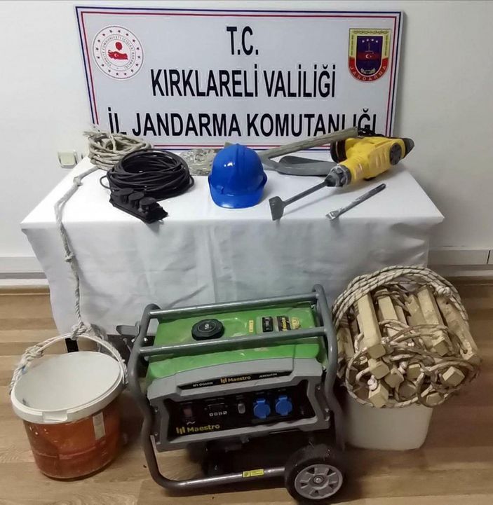 a Kırklareli’nde defineciler, kazdıkları çukurda yakalandı