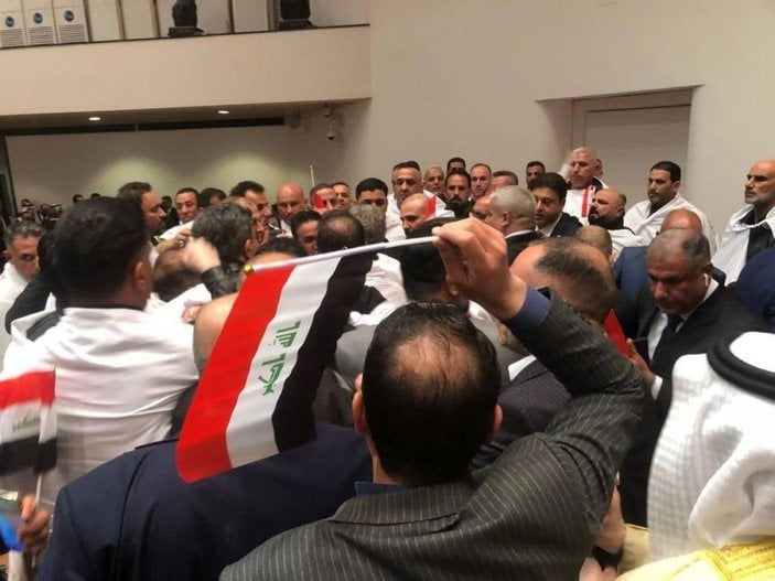 Irak'ta yeni meclisin ilk oturumunda kavga