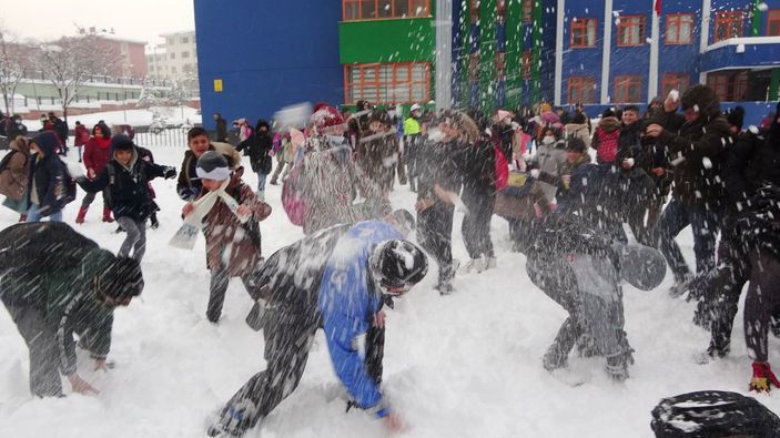 i Muşlu çocuklar, polisle kar oynadı: Doğduğumdan beri ilk kez bu kadar eğlendim