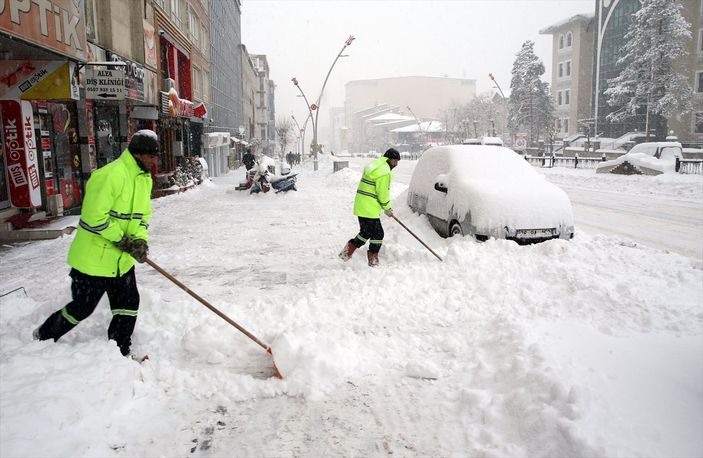 Muş'ta 261 köy yolu ulaşıma kapandı