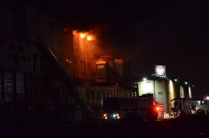 a Karaman'da bisküvi fabrikasında yangın