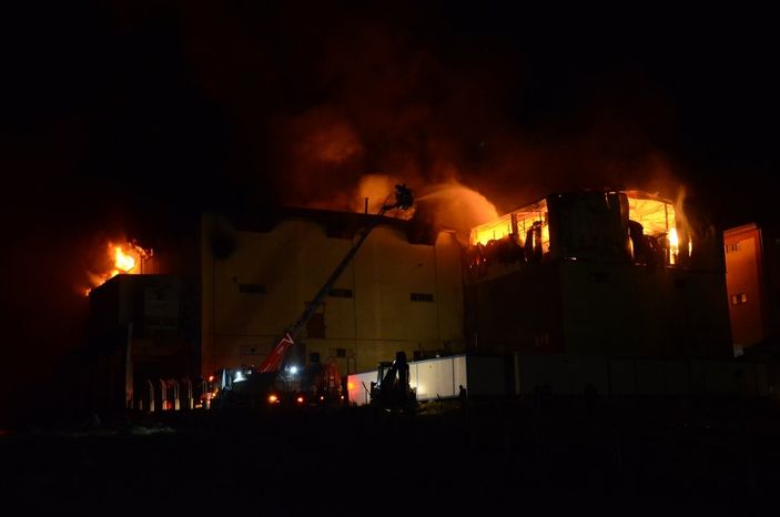 a Karaman'da bisküvi fabrikasında yangın