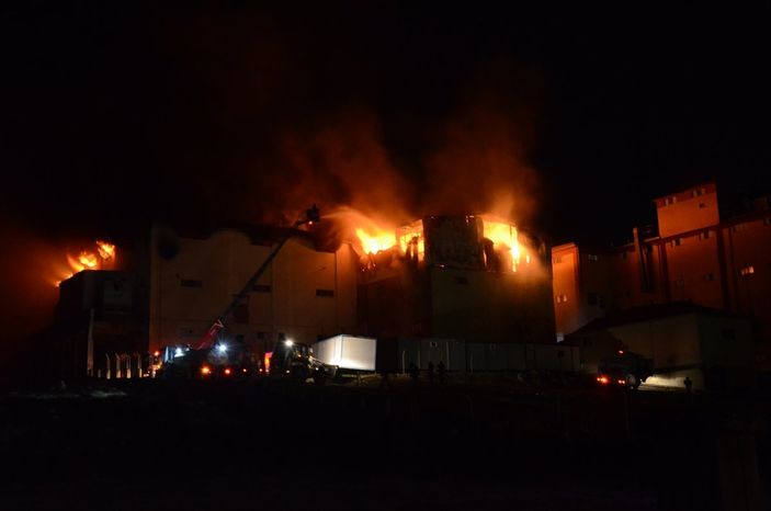 a Karaman'da bisküvi fabrikasında yangın