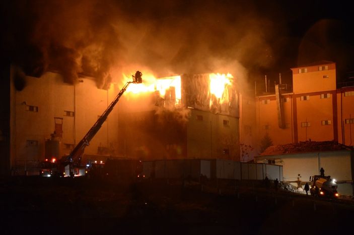 a Karaman'da bisküvi fabrikasında yangın