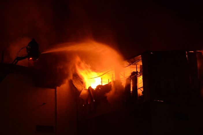 a Karaman'da bisküvi fabrikasında yangın