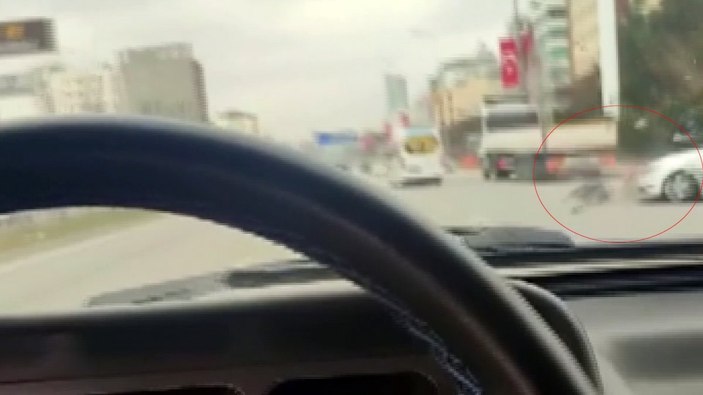 Gaziantep'te motosikletlinin havada taklalar attığı kaza kamerada