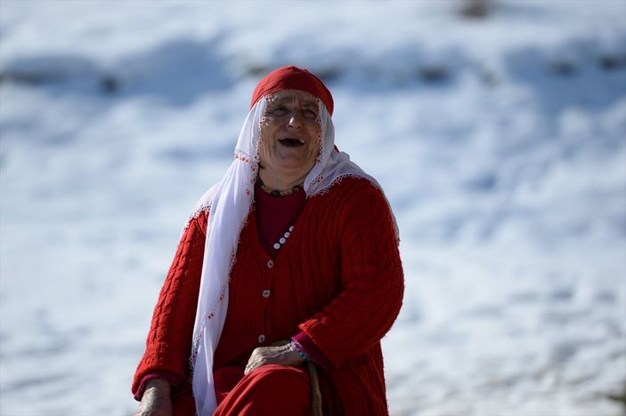 A Bingöllü kadın çocukken gördüğü rüya etkisiyle 67 yıldır kırmızı giyiyor