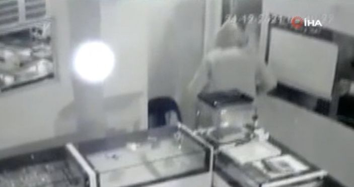 Küçükçekmece'de kuyumcunun soygun oyununu polis bozdu