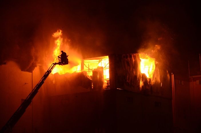 a Karaman'da bisküvi fabrikasında yangın