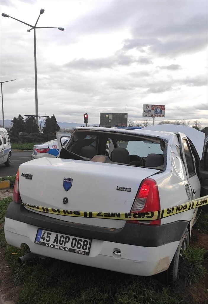 A Manisa'da tırla çarpışan otomobil sürücüsü kurtarılamadı