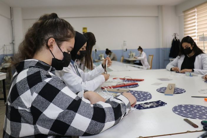 i Malatya’da meslek lisesinde, işitme engelliler için şeffaf maske üretildi