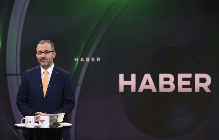 Mehmet Kasapoğlu Gazeteciler Günü'nde haber sundu