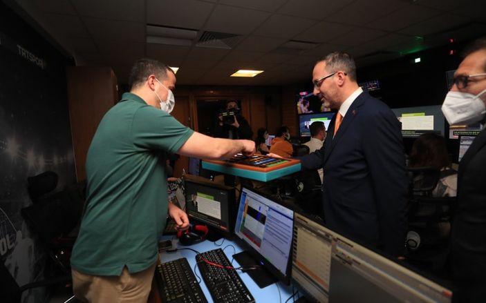 Mehmet Kasapoğlu Gazeteciler Günü'nde haber sundu