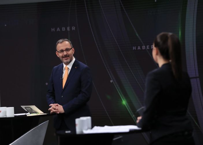 Mehmet Kasapoğlu Gazeteciler Günü'nde haber sundu