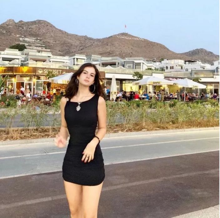 Çalıkuşu'nun küçük Feridesi'ydi! O isim genç kız oldu, mini etekli pozları şaşırttı...