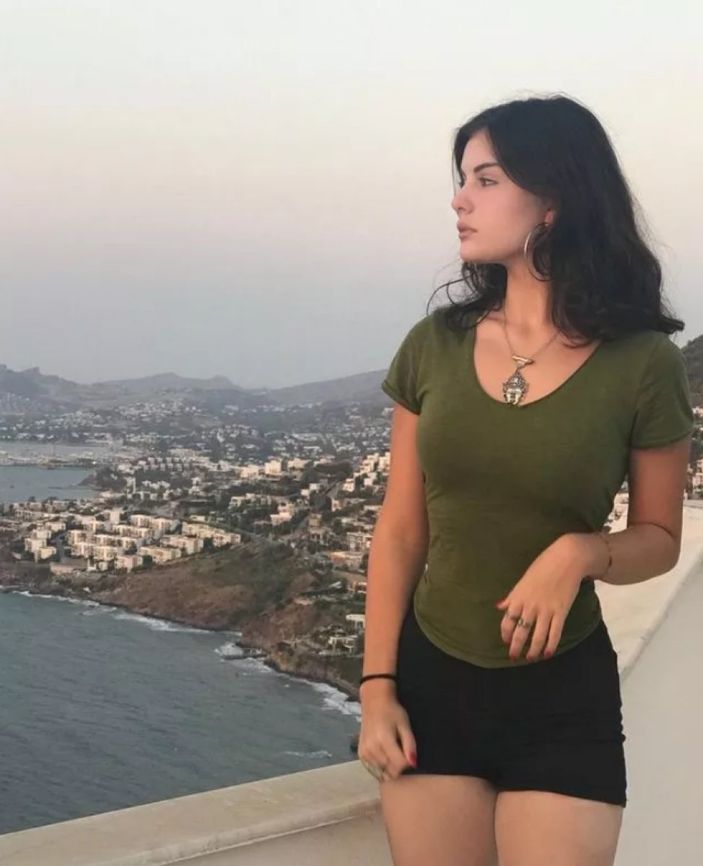 Çalıkuşu'nun küçük Feridesi'ydi! O isim genç kız oldu, mini etekli pozları şaşırttı...