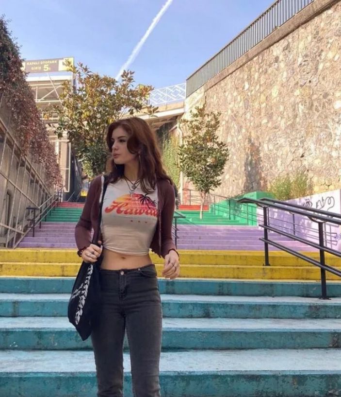 Çalıkuşu'nun küçük Feridesi'ydi! O isim genç kız oldu, mini etekli pozları şaşırttı...