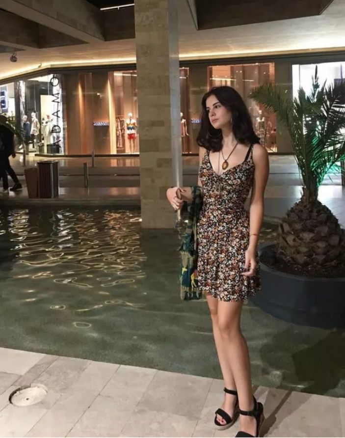 Çalıkuşu'nun küçük Feridesi'ydi! O isim genç kız oldu, mini etekli pozları şaşırttı...