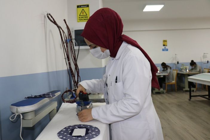 i Malatya’da meslek lisesinde, işitme engelliler için şeffaf maske üretildi