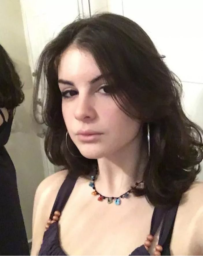 Çalıkuşu'nun küçük Feridesi'ydi! O isim genç kız oldu, mini etekli pozları şaşırttı...