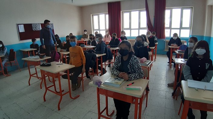 Adana’da öğretmen, öğrencilerinin saçlarını da tıraş ediyor