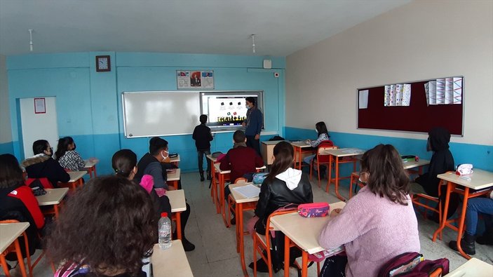 Adana’da öğretmen, öğrencilerinin saçlarını da tıraş ediyor