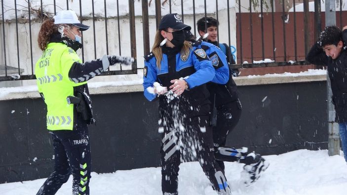 i Muşlu çocuklar, polisle kar oynadı: Doğduğumdan beri ilk kez bu kadar eğlendim