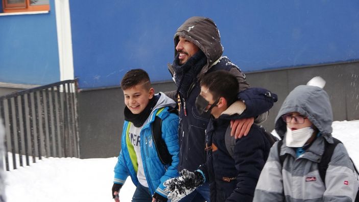 i Muşlu çocuklar, polisle kar oynadı: Doğduğumdan beri ilk kez bu kadar eğlendim