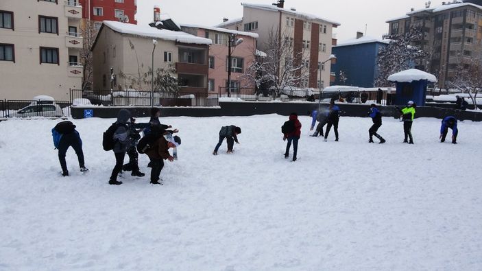 i Muşlu çocuklar, polisle kar oynadı: Doğduğumdan beri ilk kez bu kadar eğlendim