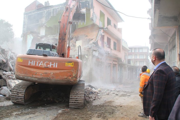 Rize’de, dere yatağındaki yapıların yıkımına başlandı