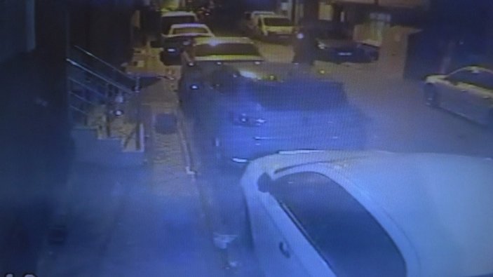 Sultangazi’de, park halindeki otomobile silahlı saldırı anları