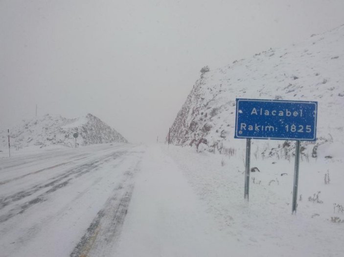 Antalya-Konya karayolunda kar kalınlığı 50 santimetreye ulaştı