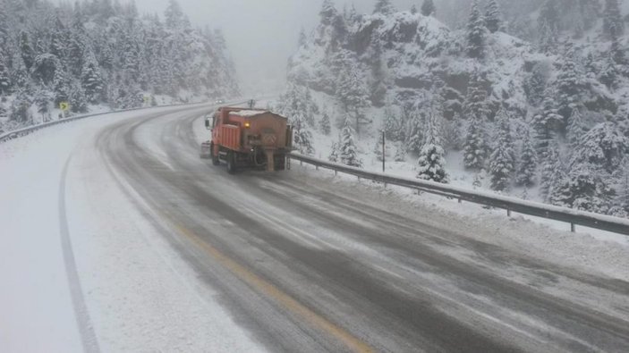 Antalya-Konya karayolunda kar kalınlığı 50 santimetreye ulaştı