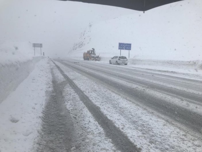 Antalya-Konya karayolunda kar kalınlığı 50 santimetreye ulaştı