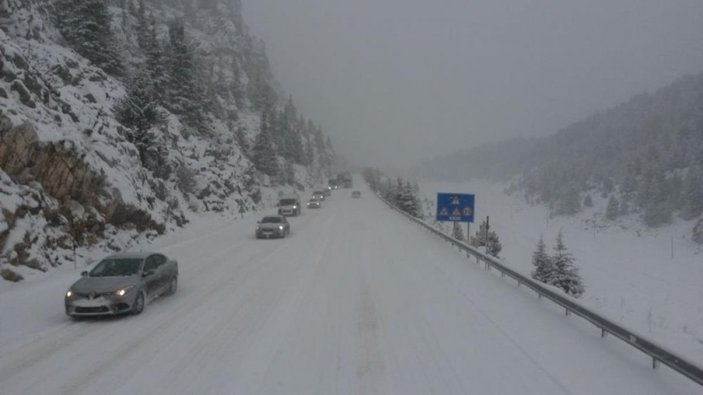 Antalya-Konya karayolunda kar kalınlığı 50 santimetreye ulaştı