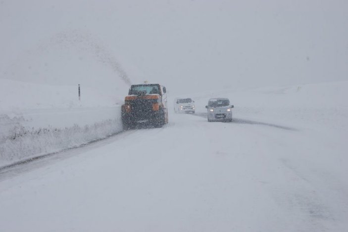 Antalya-Konya karayolunda kar kalınlığı 50 santimetreye ulaştı