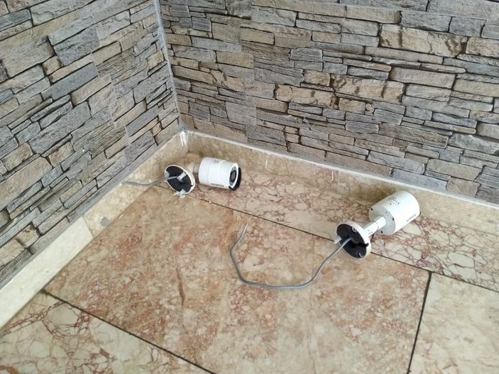 Antalya'da artan kiraya sinirlendi, canlı yayında ev duvarlarını satırla parçaladı