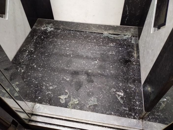 Antalya'da artan kiraya sinirlendi, canlı yayında ev duvarlarını satırla parçaladı