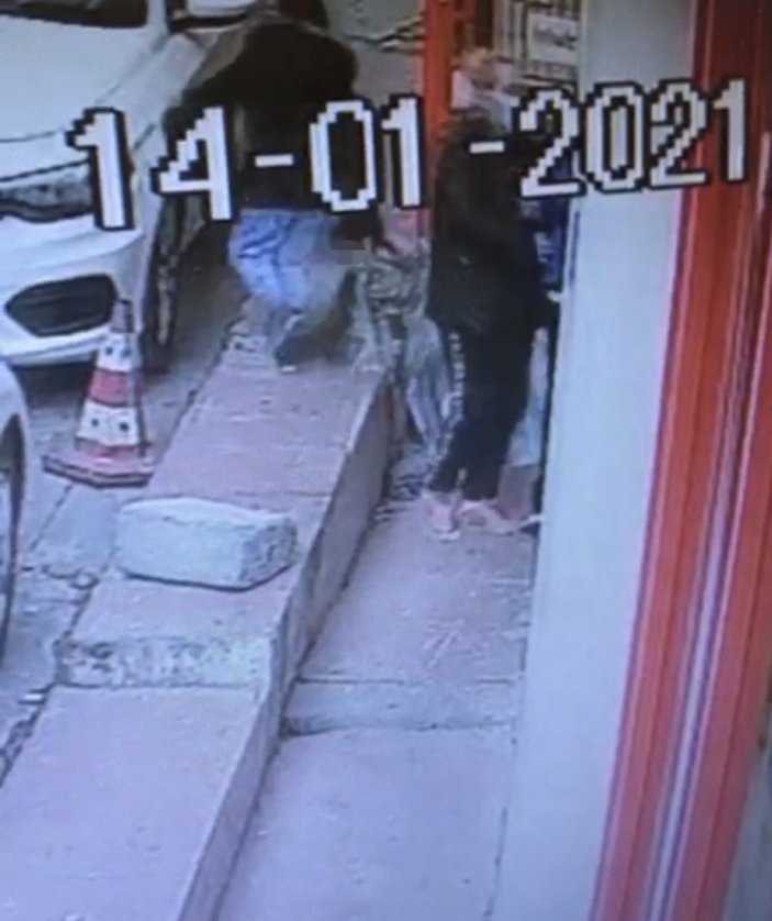 Beyoğlu'nda iki çocuk annesinin hırsızlık anı kamerada