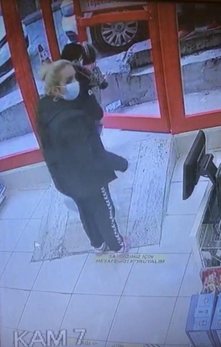 Beyoğlu'nda iki çocuk annesinin hırsızlık anı kamerada