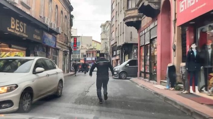 Fatih’te, çorap dolu poşeti çalan hırsıza dayak kamerada