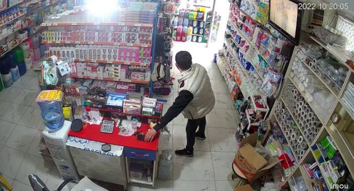 Esenyurt'ta esnafın depoya inmesiyle telefon çalan hırsız kamerada