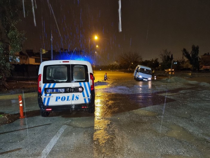 Adana'da sağanak yağış etkili oldu