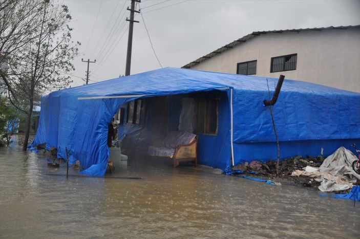 Muğla'da şiddetini arttıran sağanak yağış taşkınlara sebep oldu