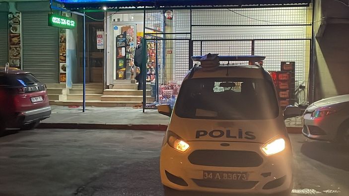 Esenyurt’ta kepenkleri indiren market sahibi olası bir saldırıyı önledi