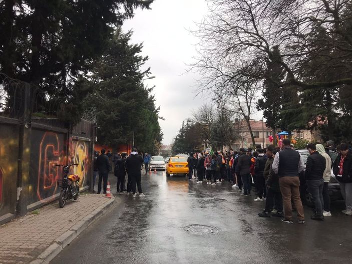 Galatasaray taraftarı Florya'da yönetimi istifaya davet etti