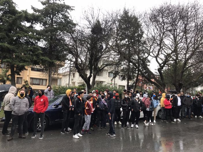 Galatasaray taraftarı Florya'da yönetimi istifaya davet etti